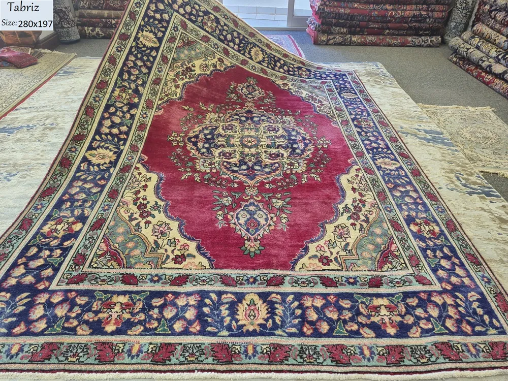 Fine Hand Knotted Tabriz carpet 1