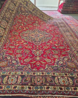 Hand-knotted traditional Kashan